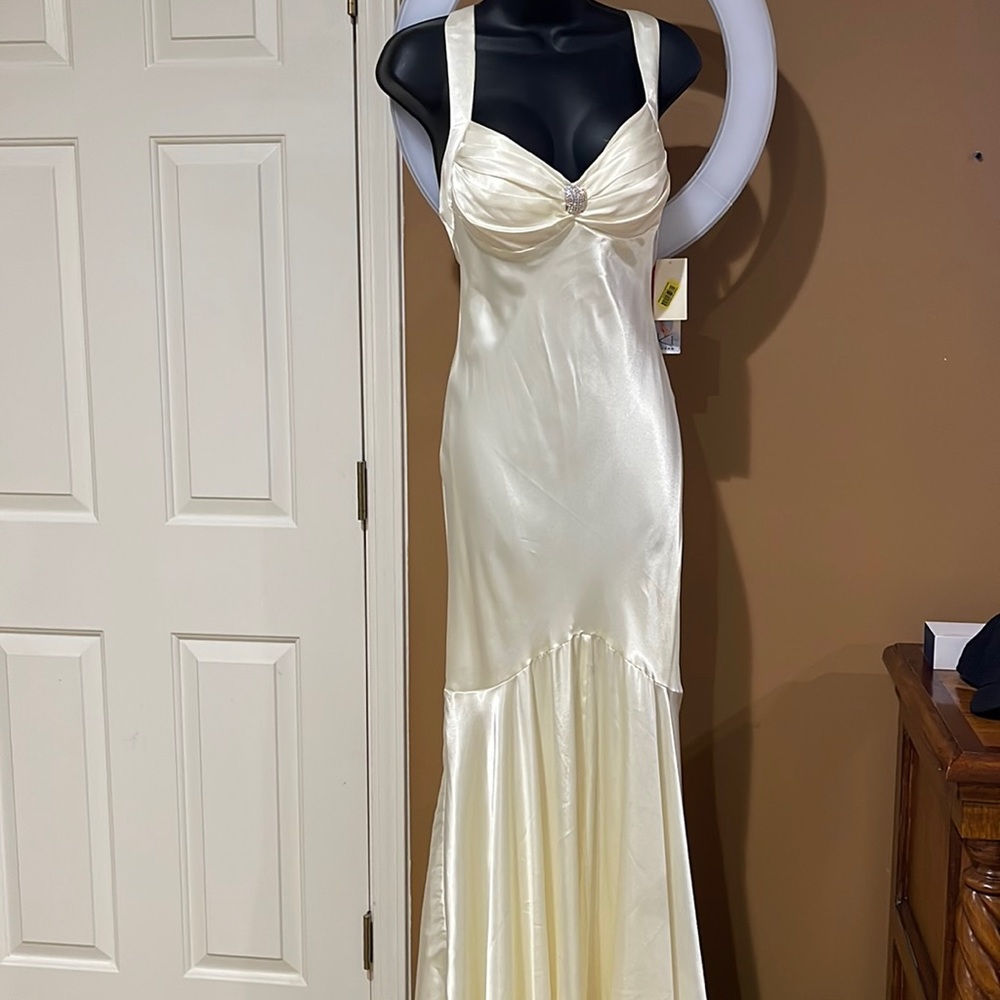 NWT Women’s cream color formal dress size 4